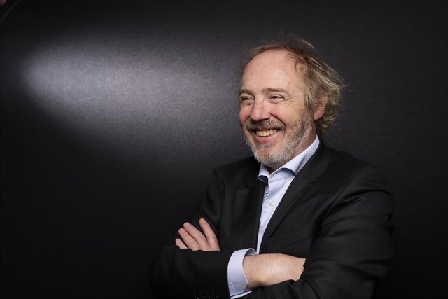 El cineasta Arnaud Desplechin posa durante una entrevista con Europa Press por su película 'Fantasías de un escritor', en la Librería Ocho y Medio, a31 de mayo de 2022, en Madrid (España). 
