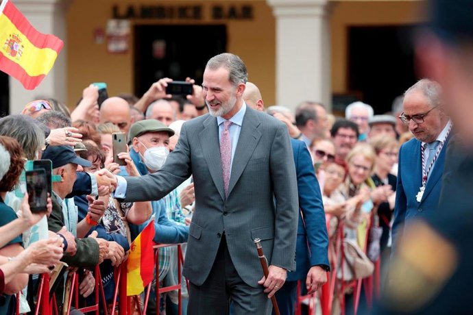 El Rey Felipe VI con la vara del alcalde (i) y el alcalde de Ponferrada, Olegario Ramón (d), saludan al público a su llegada al Ayuntamiento de Ponferrada.