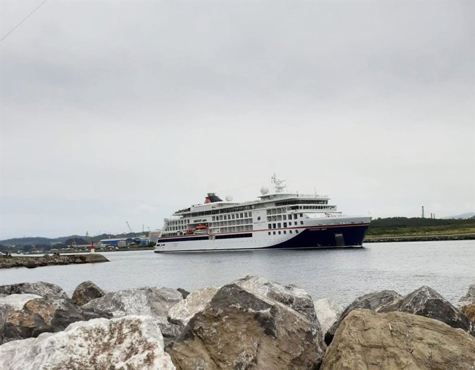 Crucero entrando en Avilés. Turismo.