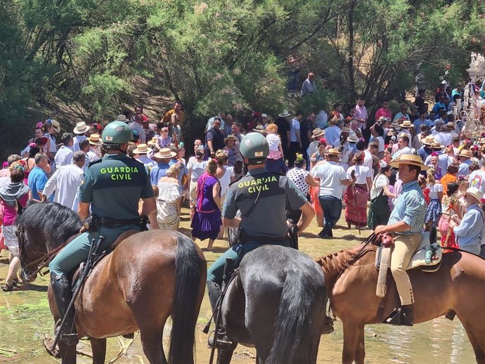 Agentes de la Guardia Civil controlan el tránsito de hermandades rocieras por la provincia.