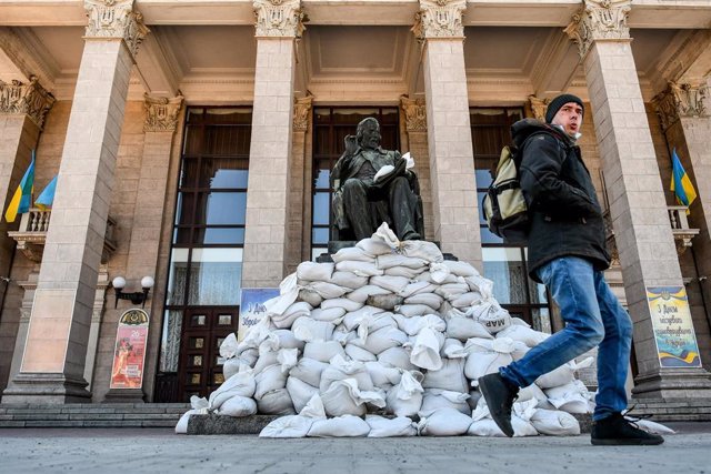 Archivo - Edificios y estatuas ucranianas protegidas de los bombardeos rusos con sacos de arena