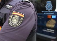 La Policía salva a un hombre que se desangraba tras cortarse al caer sobre una mesa de cristal