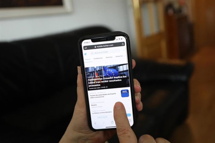 Archivo - Una persona hace uso de la aplicación de la red social Twitter.