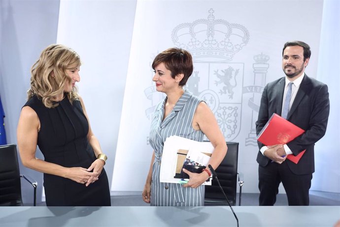 (I-D) La vicepresidenta segunda y ministra de Trabajo y Economía Social, Yolanda Díaz; la ministra Portavoz, Isabel Rodríguez; y el ministro de Consumo, Alberto Garzón