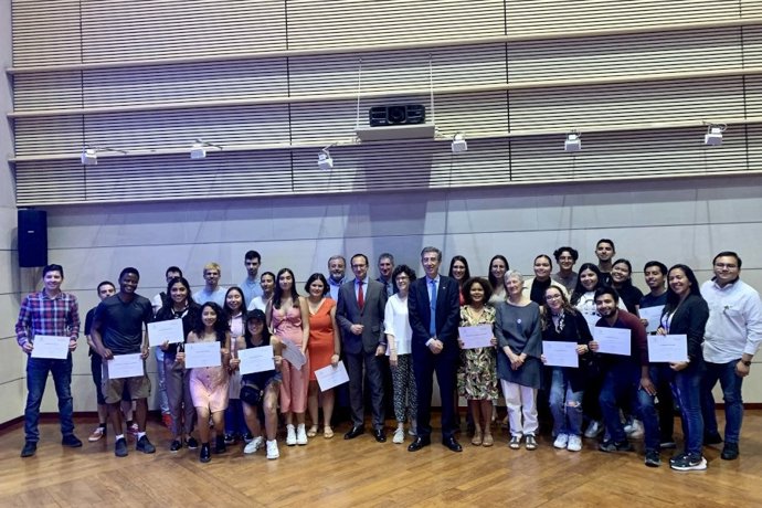 Jaume Puy y José María García de los Ríos entregan las credenciales de las becas de Santander Universidades