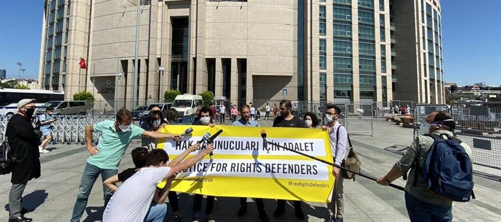 Archivo - Andrew Gardner, investigador de Amnistía Internacional, comparece por el jucio en el que ha sido condenado a prisión Taner Kilic y otros tres activistas de DDHH