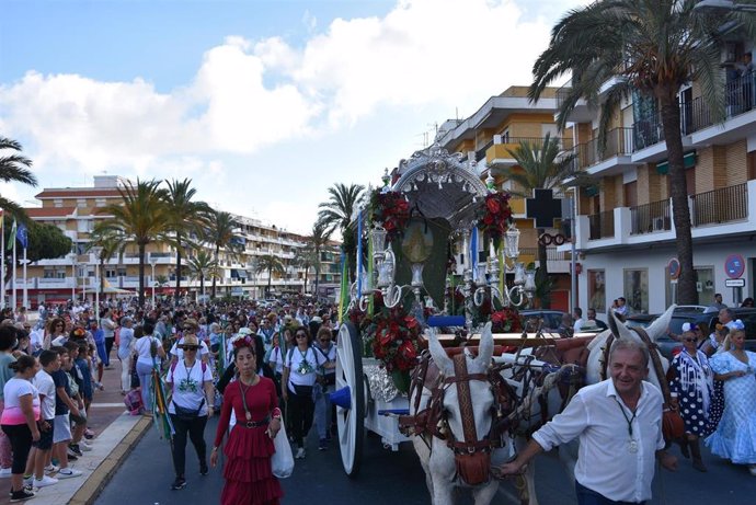 La Hermandad del Rocío de Punta Umbría (Huelva) en su salida del municipio.