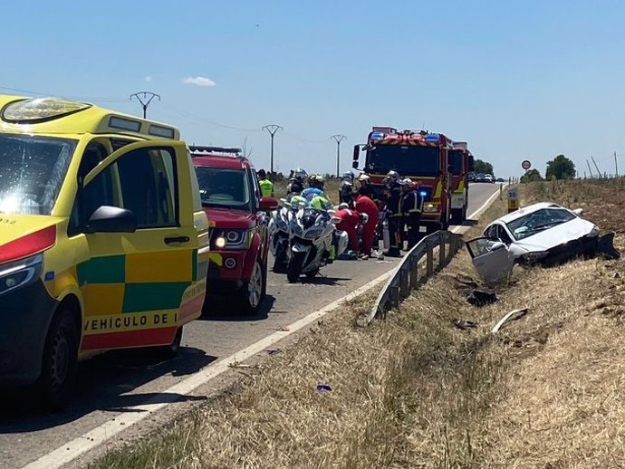 Dos heridos al salir su coche de la M-113 y chocar contra un terraplén