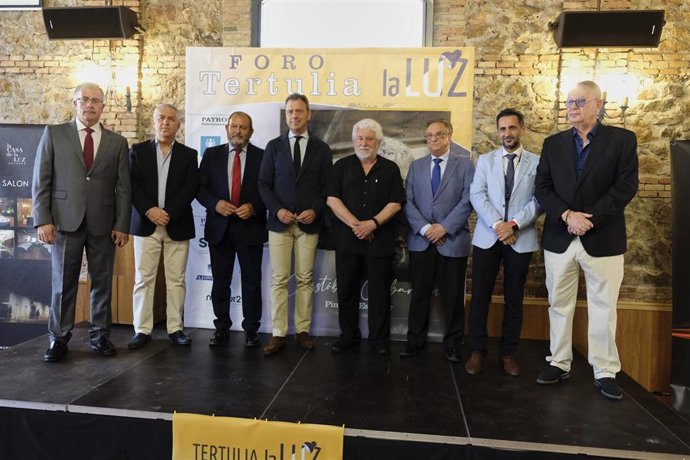 El artista Cristobal Gabarrón y los integrantes de la Tertulia de la Luz