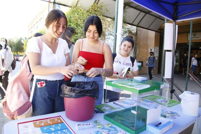 Intercambio de fruta por tabaco dentro de una campaña educativa contra el consumo de este último.