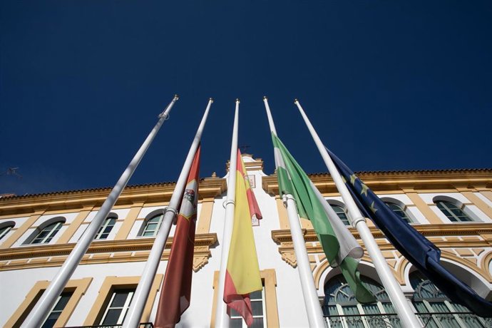 Archivo - Fachada principal del Ayuntamiento de Dos Hermanas.