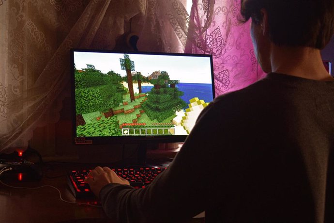 Un usuario jugando a un videojuego