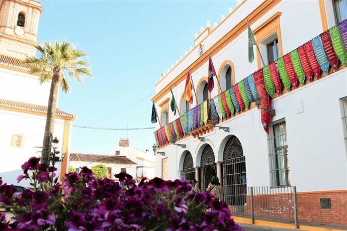Plaza de España de la localidad, por donde transitan 67 hermandades rocieras.