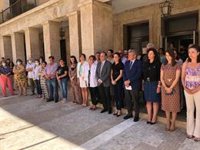 Representantes institucionales de Almería guardan un minuto de silencio por la última víctima de violencia machista