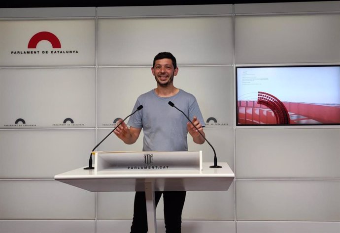 El diputado de la CUP en el Parlament Xavier Pellicer en rueda de prensa en la Cámara catalana