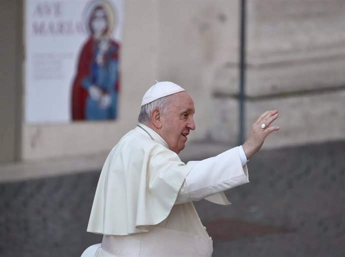 Archivo - 18 April 2022, Vatican, Vatican City: Pope Francis waves as he waves as he arrives for a meeting with the Pilgrimage of Italian teenagers at St. Peter's square. Photo: Grzegorz Galazka/Mondadori Portfolio via ZUMA/dpa