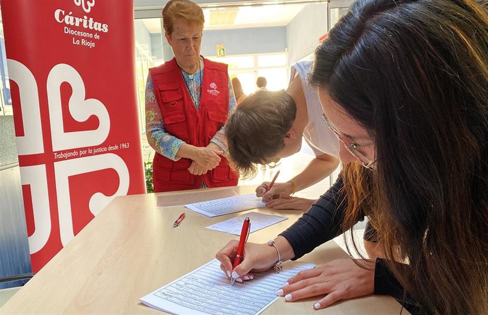 Recogida de firmas de Cáritas en la UR por la regularización de migrantes