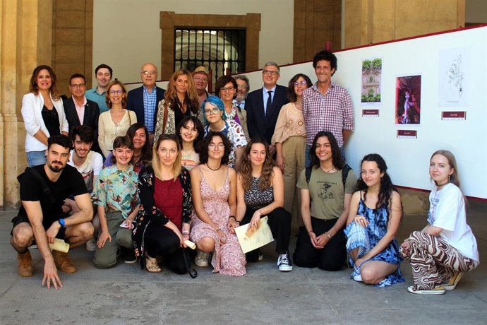Acto de entrega de la acreditación de Bronce de Espacios Libres de Humo por parte de la Consejería de Salud y Familias de la Junta de Andalucía a la Universidad de Sevilla.