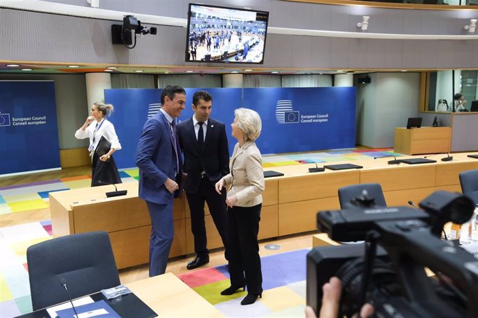 El presidente del Gobierno, Pedro Sánchez, habla con la presidenta de la Comisión Europea, Ursula von der Leyen.