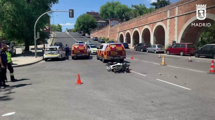 Herido grave un motorista de 19 años al chocar contra una furgoneta en Madrid