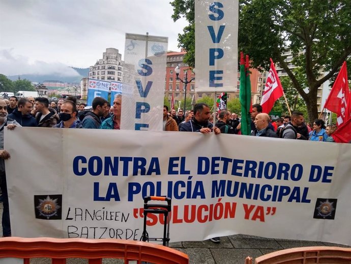 Protesta de la Policía Municipal de Bilbao en el exterior del Ayuntamiento.