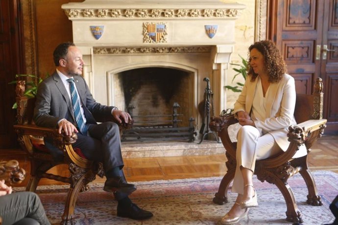 La presidenta del Consejo de Mallorca, Catalina Cladera, y el jefe de Gobierno de Andorra, Xavier Espot, durante la reunión.