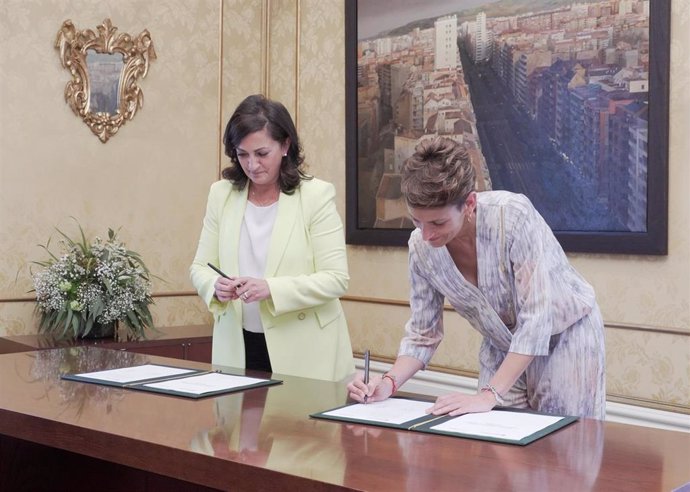 La presidenta de La Rioja, Concha Andreu (i) y la presidenta del Gobierno de Navarra, María Chivite (d), firman el convenio de colaboración entre ambos Gobiernos