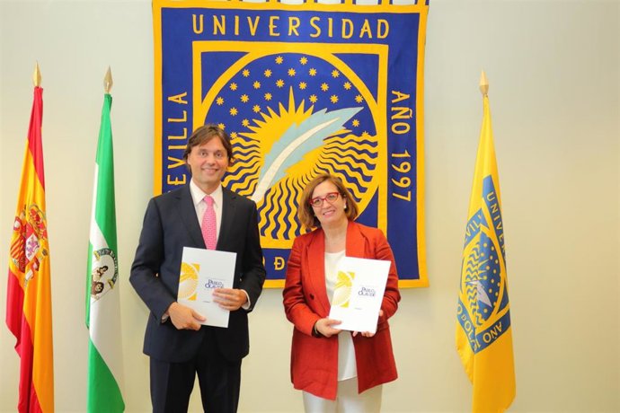 Acuerdo entre el rector de la Universidad Pablo de Olavide, Francisco Oliva Blázquez, y la directora de Programas con Universidades y Promoción del Talento Joven de Fundación ONCE, Isabel Martínez Lozano