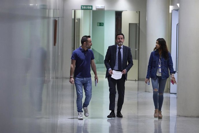 El portavoz adjunto de Ciudadanos en el Congreso, Edmundo Bal (c), a su llegada a una rueda de prensa en el Congreso