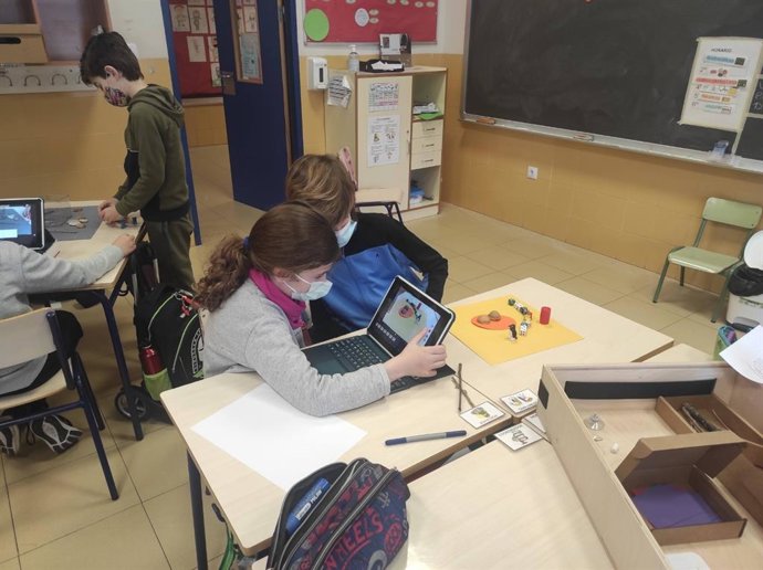 Más de 6.000 alumnos de más de 60 centros públicos de toda la Comunitat Valenciana han participado durante este curso en la línea de proyectos del Consorci de Museus que vinculan arte y escuela.    