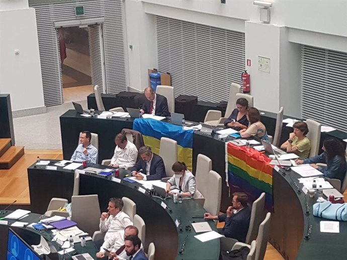 Banderas arcoíris y de Ucrania en el Pleno del Ayuntamiento de Madrid