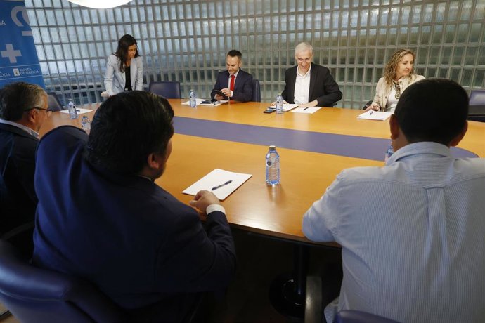 El vicepresidente primero y conselleiro de Economía, Industria e Innovación, Francisco Conde, ha trasladado a los empresarios de la industria auxiliar de Ferrol las propuestas de la Xunta para avanzar en el desarrollo de la Estrategia Naval.