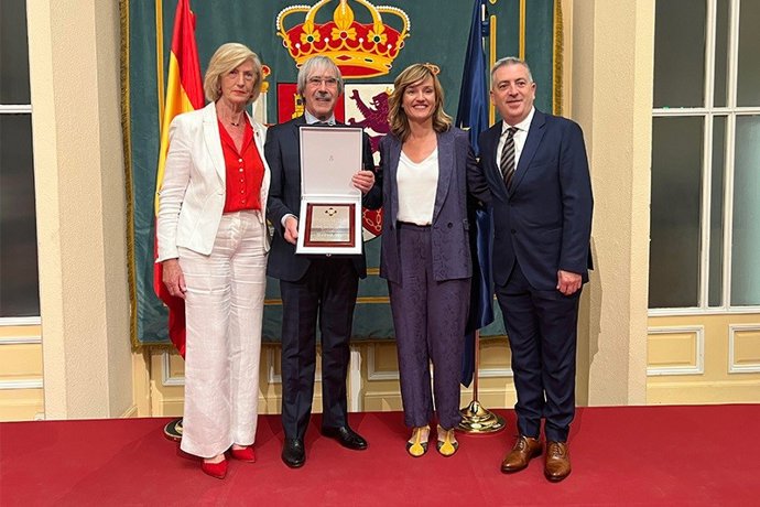 El IES Santa Clara recibe la placa de honor de la Orden Civil de Alfonso X El Sabio