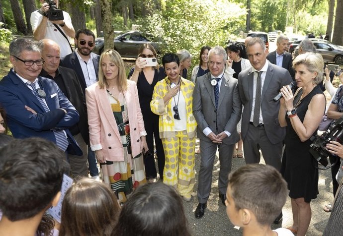 El Lehendakari, Iñigo Urkullu, durante su visita al Centro de Inmersión Lingüística de Savaghju-Vivariu, en Corti