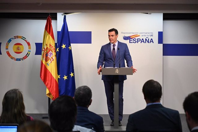 El presidente del Gobierno, Pedro Sánchez, en rueda de prensa en Bruselas al término del Consejo Europeo extraordinario