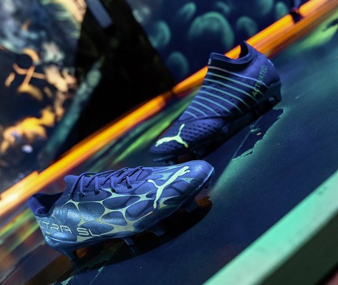 Puma 'ilumina' el campo con el pack de botas de fútbol 'Glow in the dark'.