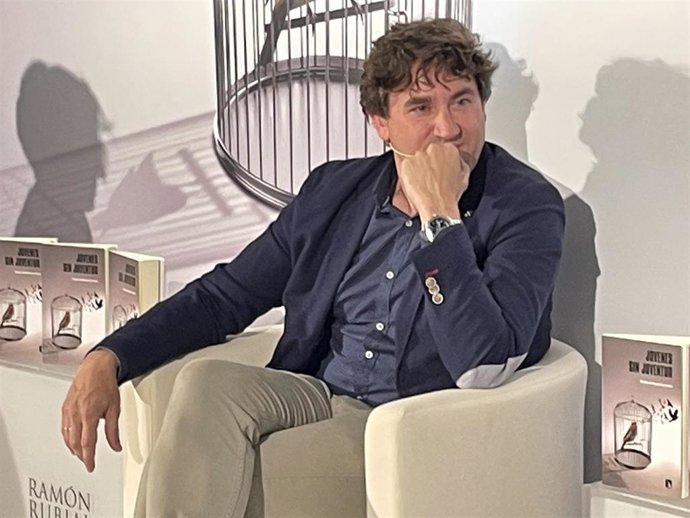 El secretario general del PSE-EE, Eneko Andueza, presentando su libro en Eibar