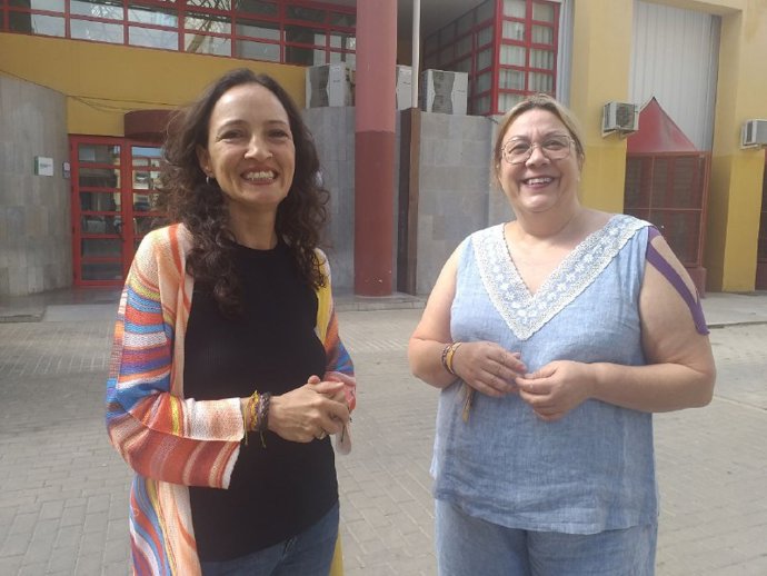 La candidata número dos de Por Andalucía en Huelva, Silvia Zambrano (Drcha), y la portavoz de Unidas Podemos en el Ayuntamiento de Huelva, Mónica Rossi.