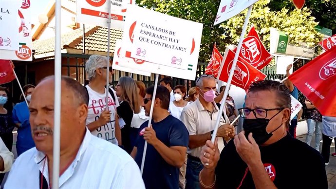 Concentracion convocada por UGT ante la Residencia Parque Figueroa.