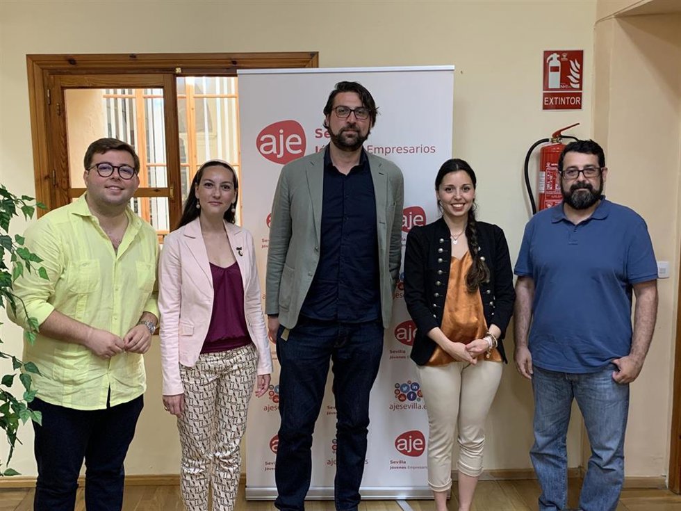 Reunión de representantes de Por Andalucía con la Asociación de Jóvenes Empresarios en Sevilla.