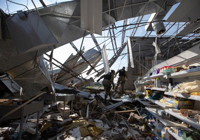 Archivo - 09 September 2021, US, Larose: Spc. David Williams and Spc. Tameisha Mckay, Alabama National Guard 214th Military Police Company, guard a destroyed Walgreens against looters in the aftermath of Hurricane Ida. Photo: William Frye/US National Gu