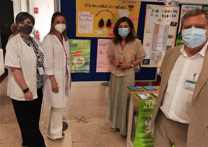 Botella (centro), ante los dibujos expuestos.