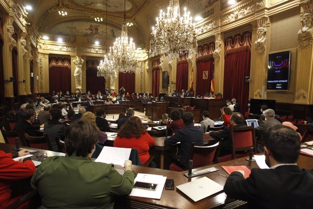 Archivo - Vista general de una sesión plenaria en el Parlament. 