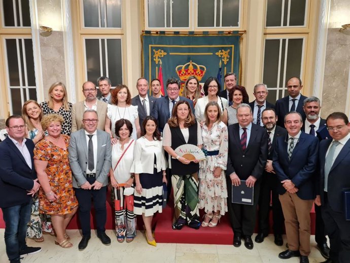 Autoridades y representantes de los centros reconocidos.