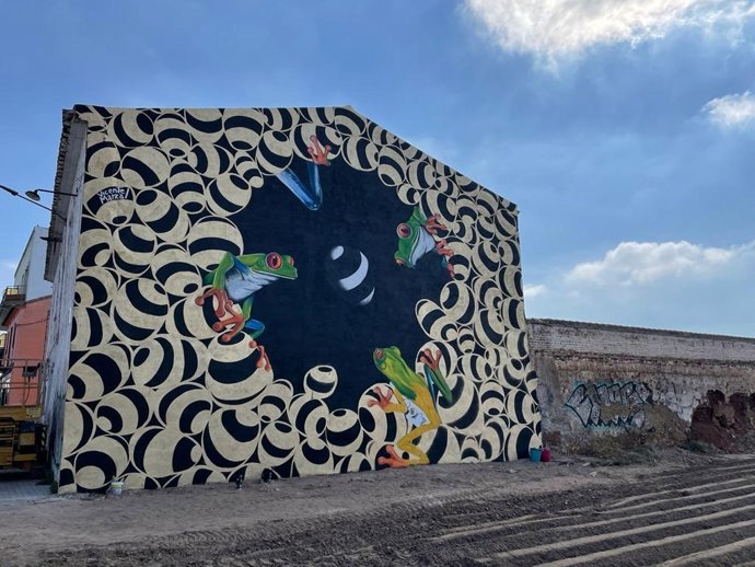 Cases de Brcena estrena un gran mural del artista Vicente Marzal