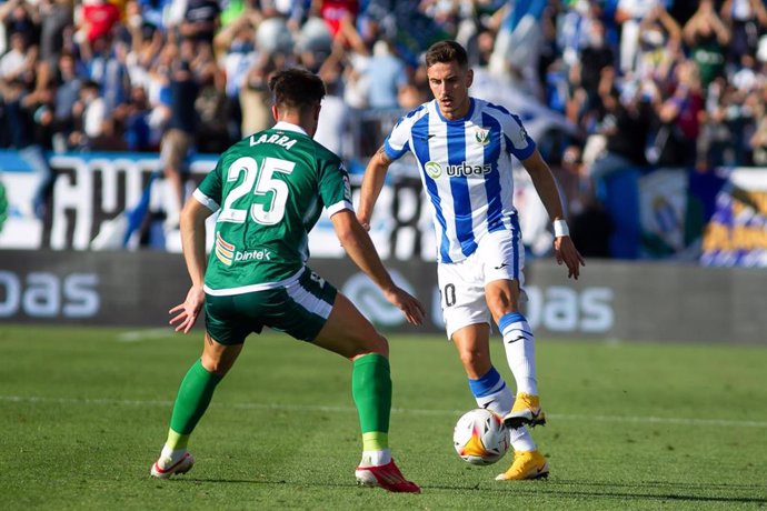 Archivo - Gaizka Larrazabal y Javi Hernández, jugadores de Amorebieta y Leganés