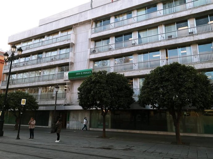 Archivo - Imagen de un lateral de la Plaza Nueva