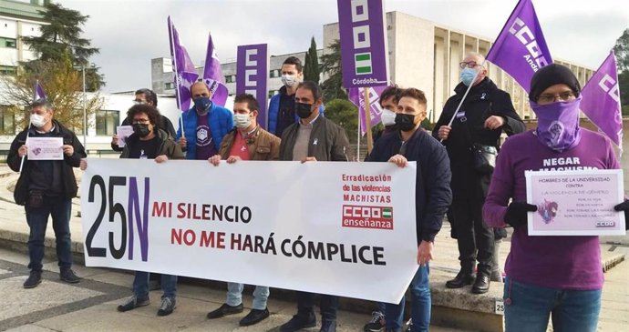 Archivo - Delegados de CCOO Enseñanza de Córdoba se concentran contra la violencia de género.