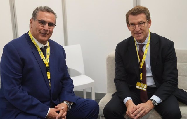 El presidente del PP, Alberto Núñez Feijóo, con el primer ministro de Marruecos, Aziz Ajanuch.