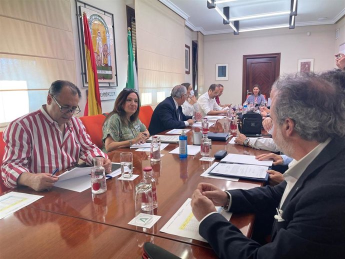Madueño (2i) en la reunión del comité asesor del Infoca.